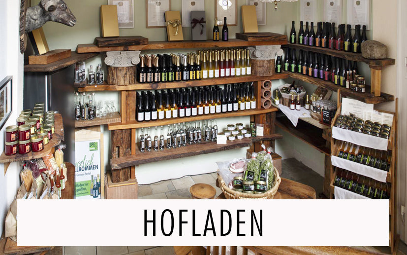 Hofladen voller Produkte, Schaumweine, Wurst, Sekt